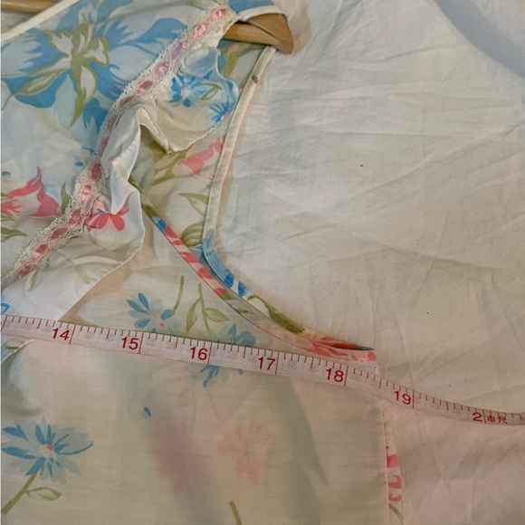 Vintage White Floral Sleeveless Duster sleeper with Ruffle Hem - Picture 7 of 9